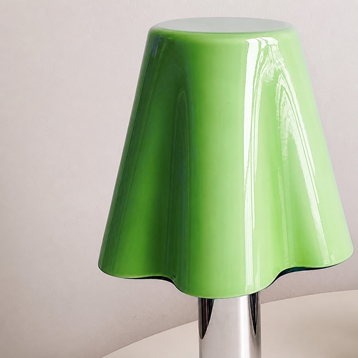 Close view of the green glossy wavy glass shade edge