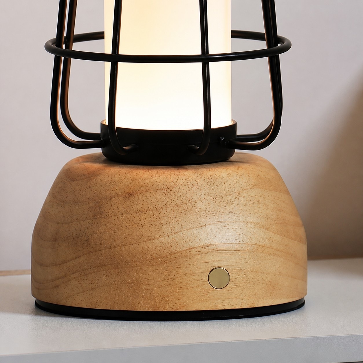 Base de madera y detalle de botón en lámpara de linterna portátil